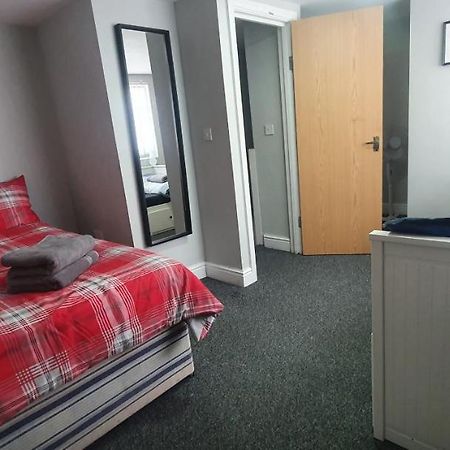 1 Bedroom FLAT, sleeps up to 5ppl, City Center Cardiff Buitenkant foto
