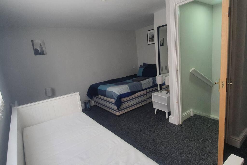 1 Bedroom FLAT, sleeps up to 5ppl, City Center Cardiff Buitenkant foto