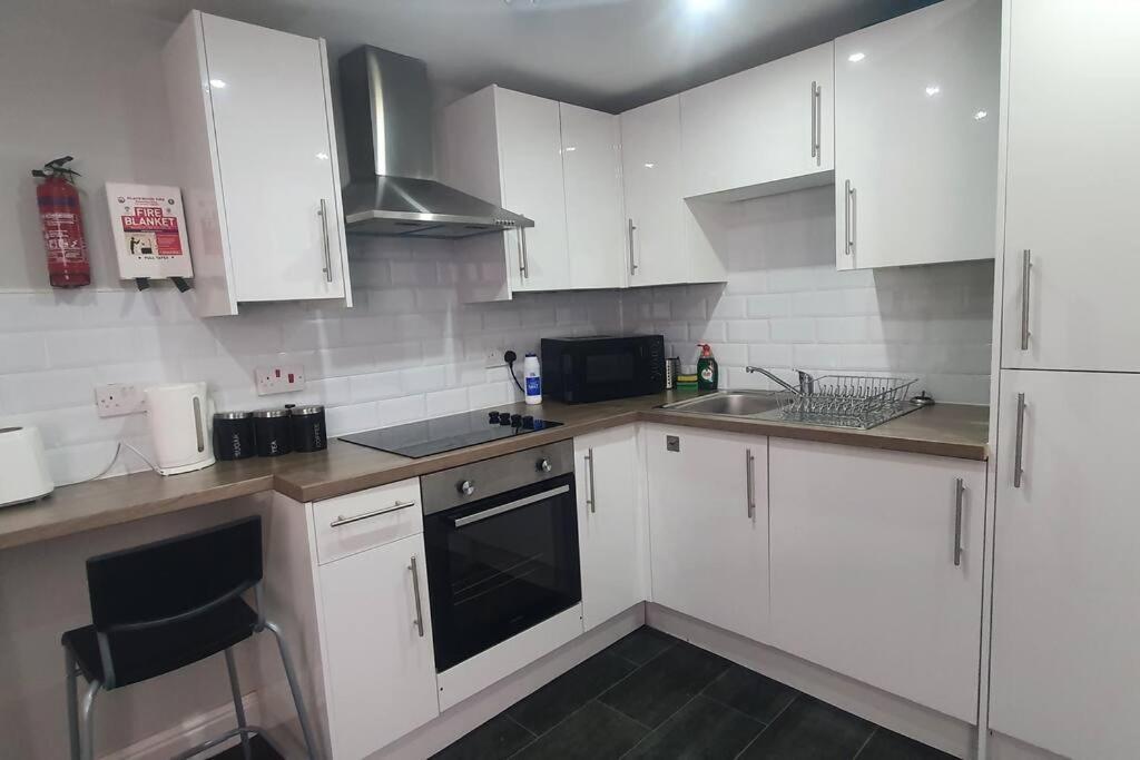 1 Bedroom FLAT, sleeps up to 5ppl, City Center Cardiff Buitenkant foto