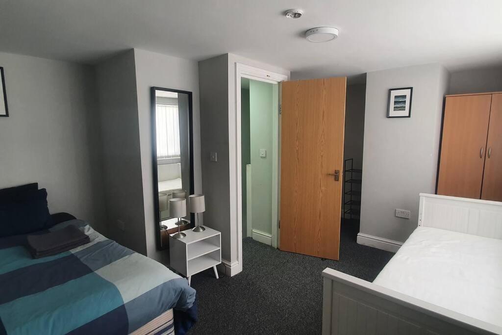 1 Bedroom FLAT, sleeps up to 5ppl, City Center Cardiff Buitenkant foto